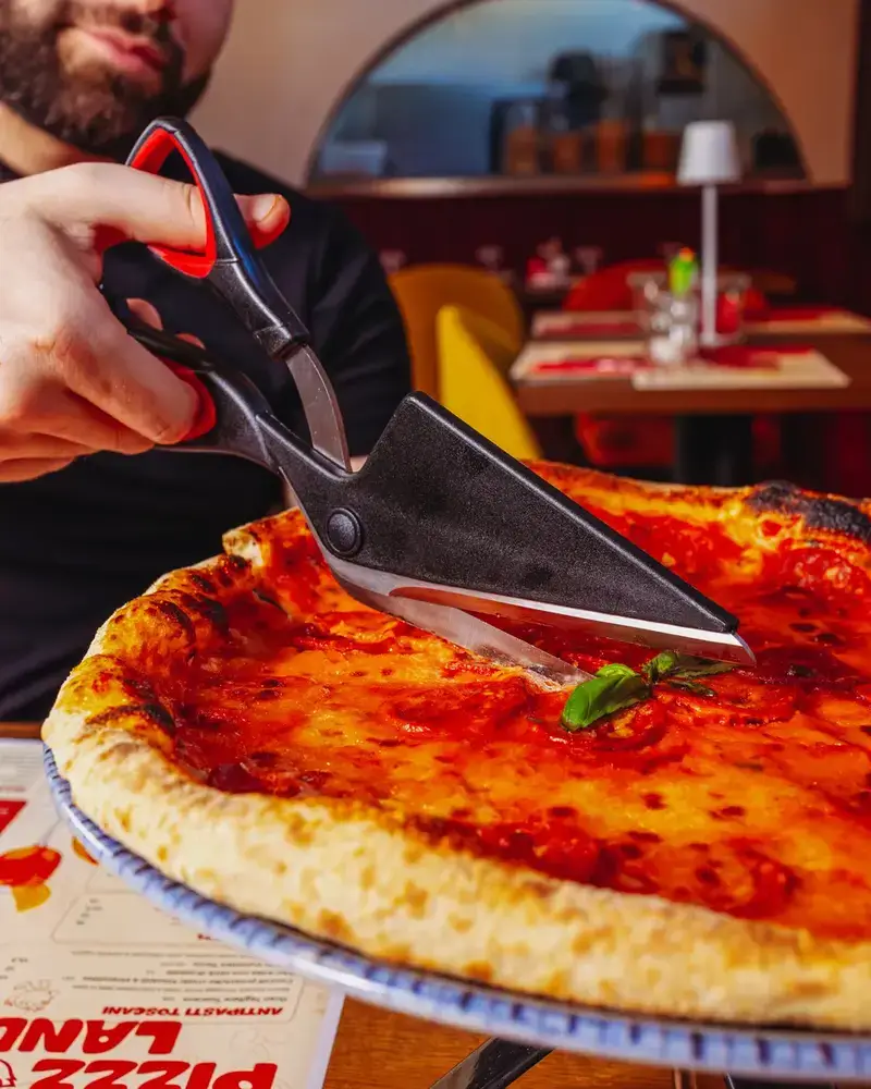 Pizza servita al tavolo da Pizzzland, in Via Chiantigiana a Firenze